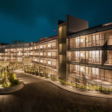 The Botanica Sanctuary Hotel ปุนจัก ภายนอก รูปภาพ The hotel at night