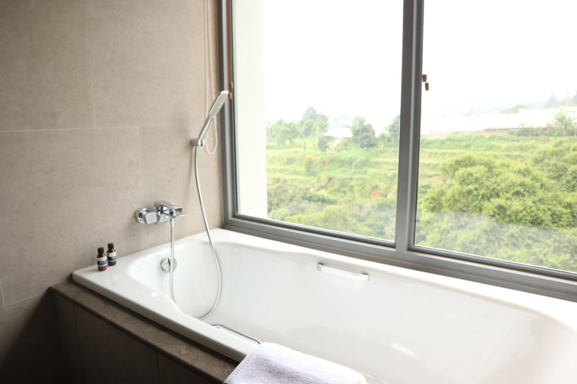 The Botanica Sanctuary Hotel ปุนจัก ห้อง รูปภาพ A bathtub