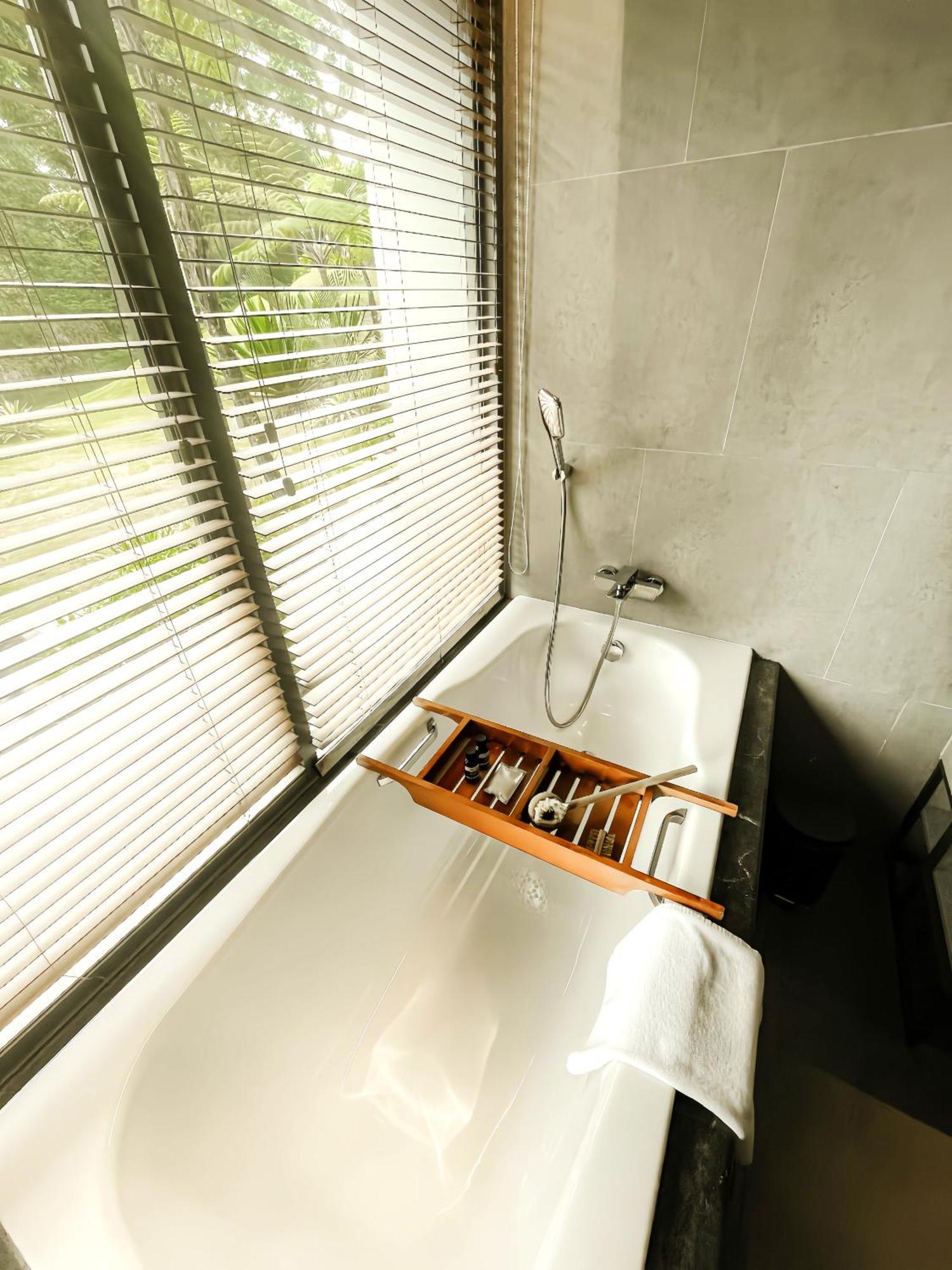 The Botanica Sanctuary Hotel ปุนจัก ห้อง รูปภาพ A bathtub with a shower