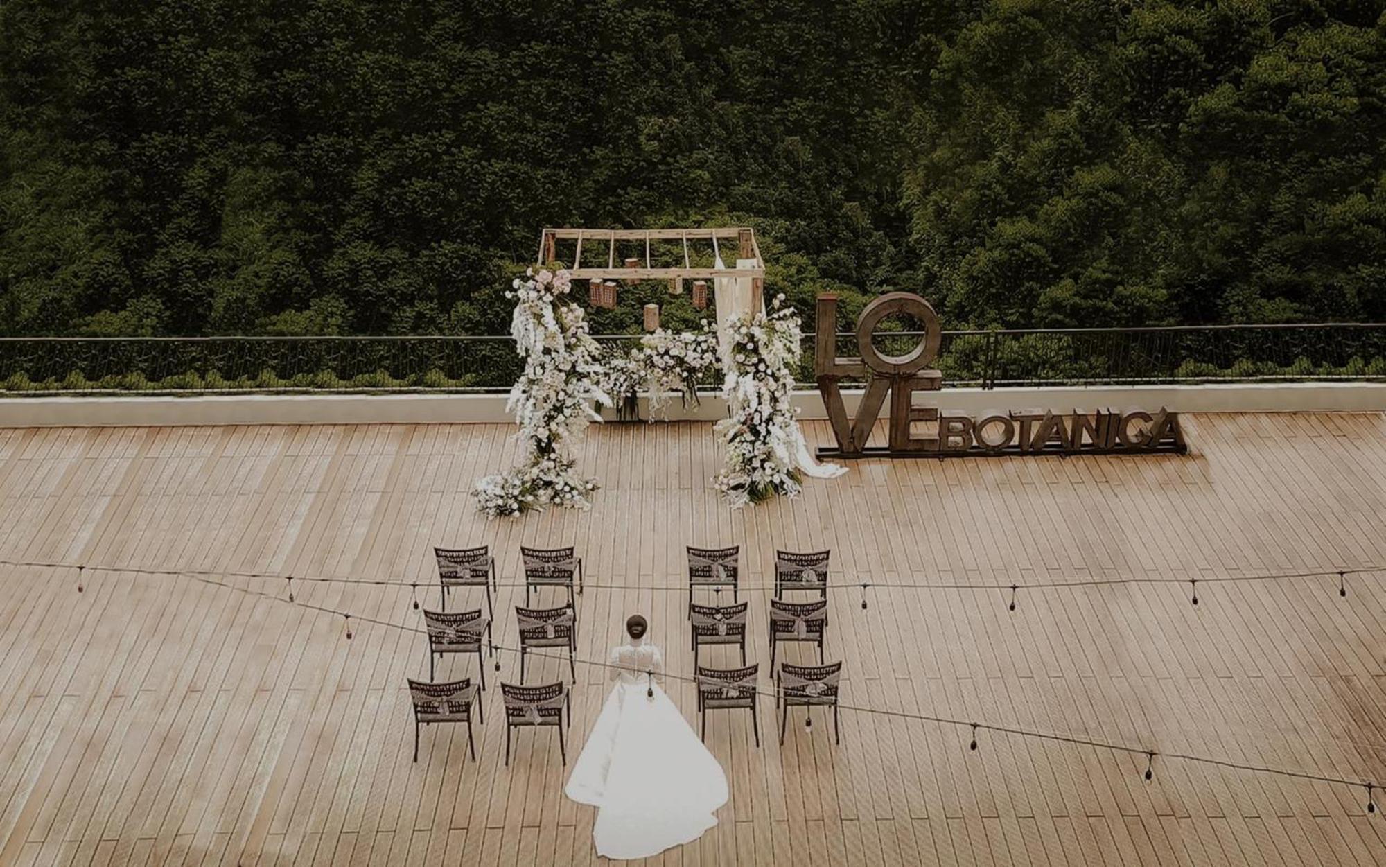 The Botanica Sanctuary Hotel ปุนจัก ภายนอก รูปภาพ Wedding ceremony at the top of the observation tower